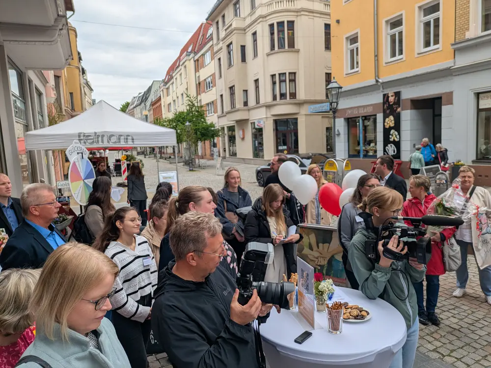 Medien, Verbraucher*innen und geladene Gäste auf der Eröffnung