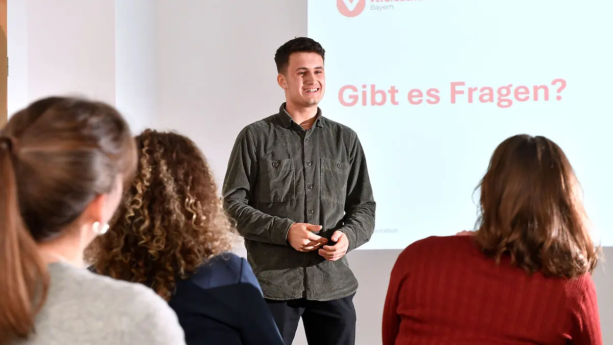 Eine Mitarbeiter der Verbraucherzentrale Bayern hält einen Vortrag.