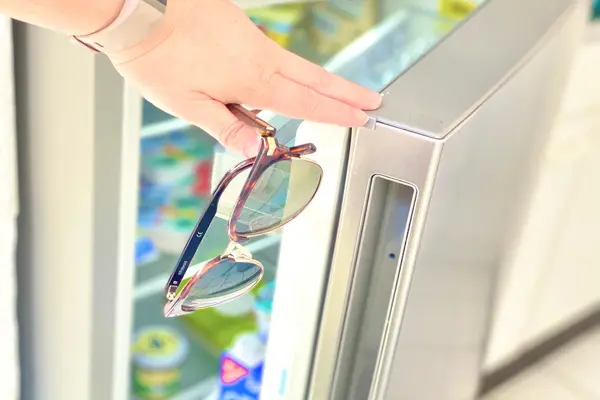 offene Kühlschranktür mit Sonnenbrille