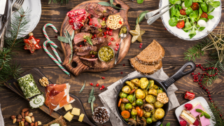 Auf Tellern viele verschiedene zubereitete Speisen