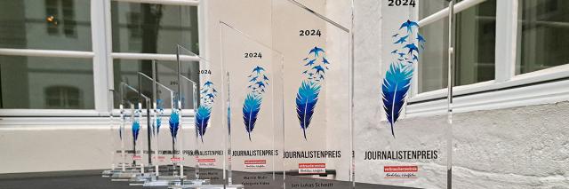 Die Auszeichnungen auf einem Tisch aufgereiht