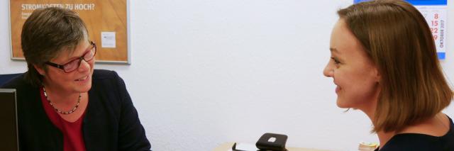 junge Frau im Beratungsgespräch bei der Verbraucherzentrale Flensburg