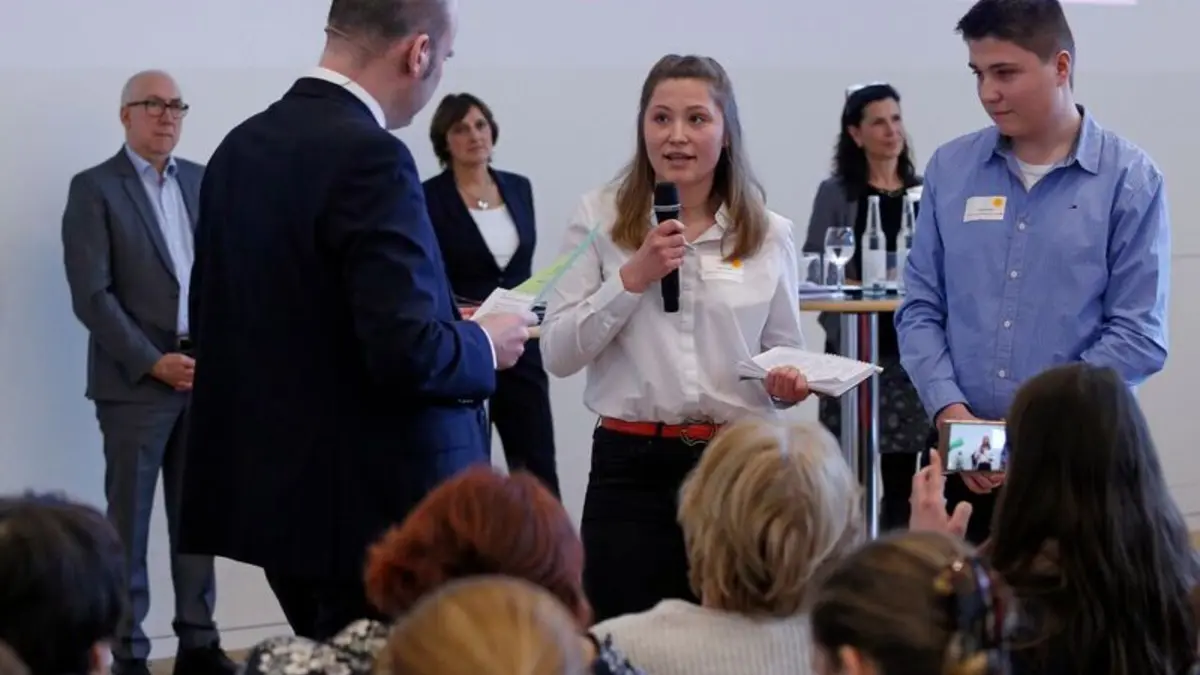 Schülerin diskutiert