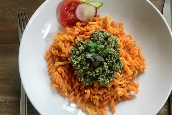 Ein Teller mit Spirelli und Kürbiskernpesto
