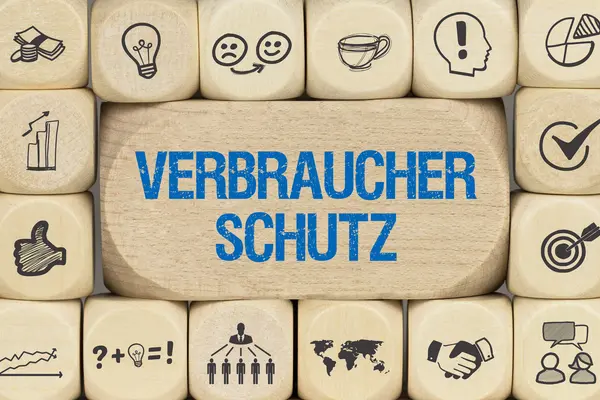 Scrabblewürfel mit verschiedenen Symbolen, in der Mitte ein großer Würfel mit Verbraucherschutz