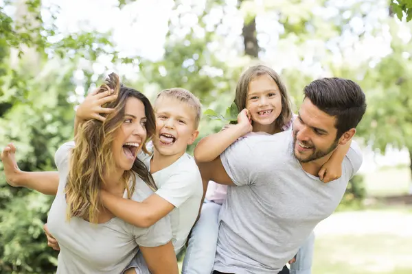 Familie mit den Kinder in der Freizeit