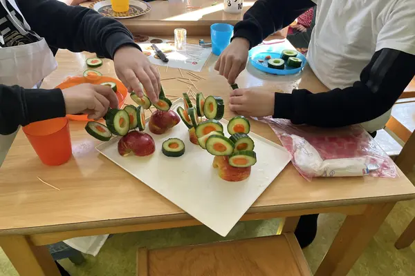 Kinder stellen gesunde Gemüsespieße her