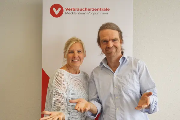 Sabine und Mathias machen einladende Gesten 