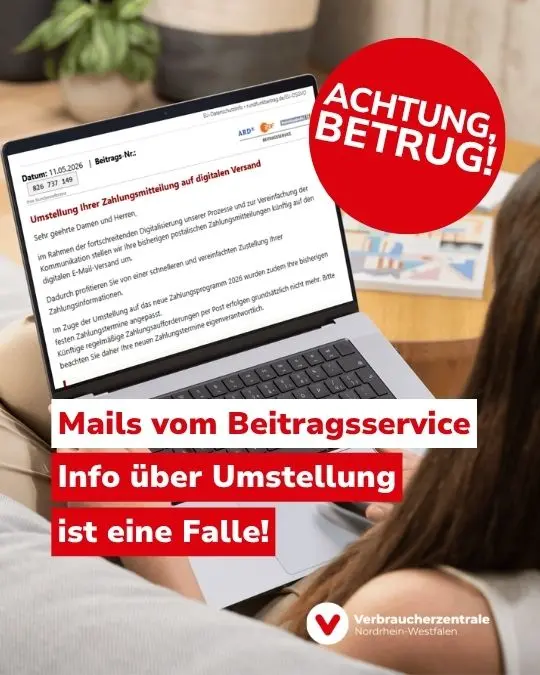 Foto eines Laptops auf dem Schoß einer Frau, auf dem Display ist eine Phishing-Mail mit Logo des Rundfunkbeitragsservice zu sehen und Text: "Achtung, Betrug! Mails vom Beitragsservice: Info über Umstellung ist eine Falle!" sowie Logo der Verbraucherzentrale Nordrhein-Westfalen