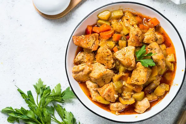 Gulasch in einer Schale