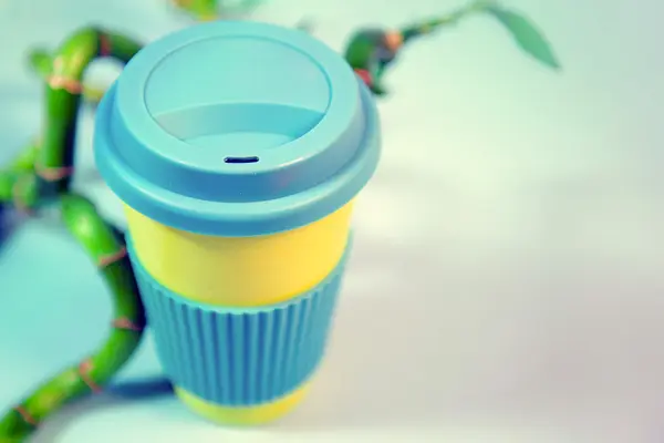 Bambusbecher und Bambuszweig