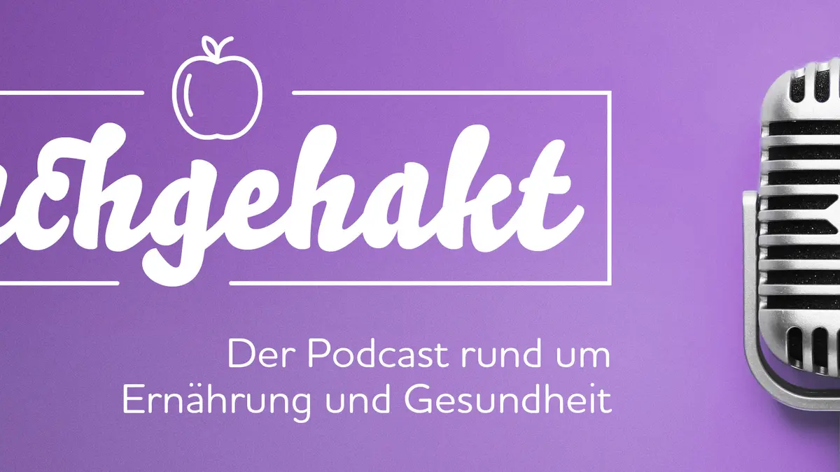 Nachgehakt: Der Podcast der Verbraucherzentrale Berlin. Coverbild mit Retro-Mikrofon auf blauem Hintergrund
