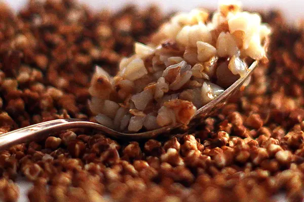 Buchweizen gekocht auf Löffel
