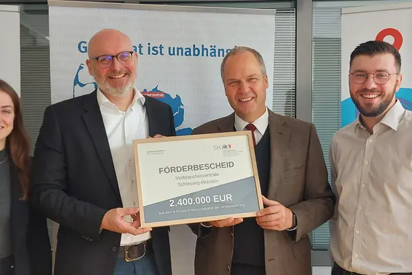 Minister Schwarz überreicht Förderbescheid in Höhe von 2,4 Millionen Euro an Stefan Bock