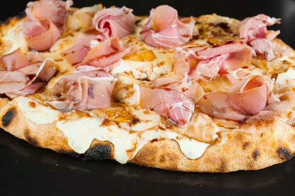 Pinsa Romana mit Schinken und Käse