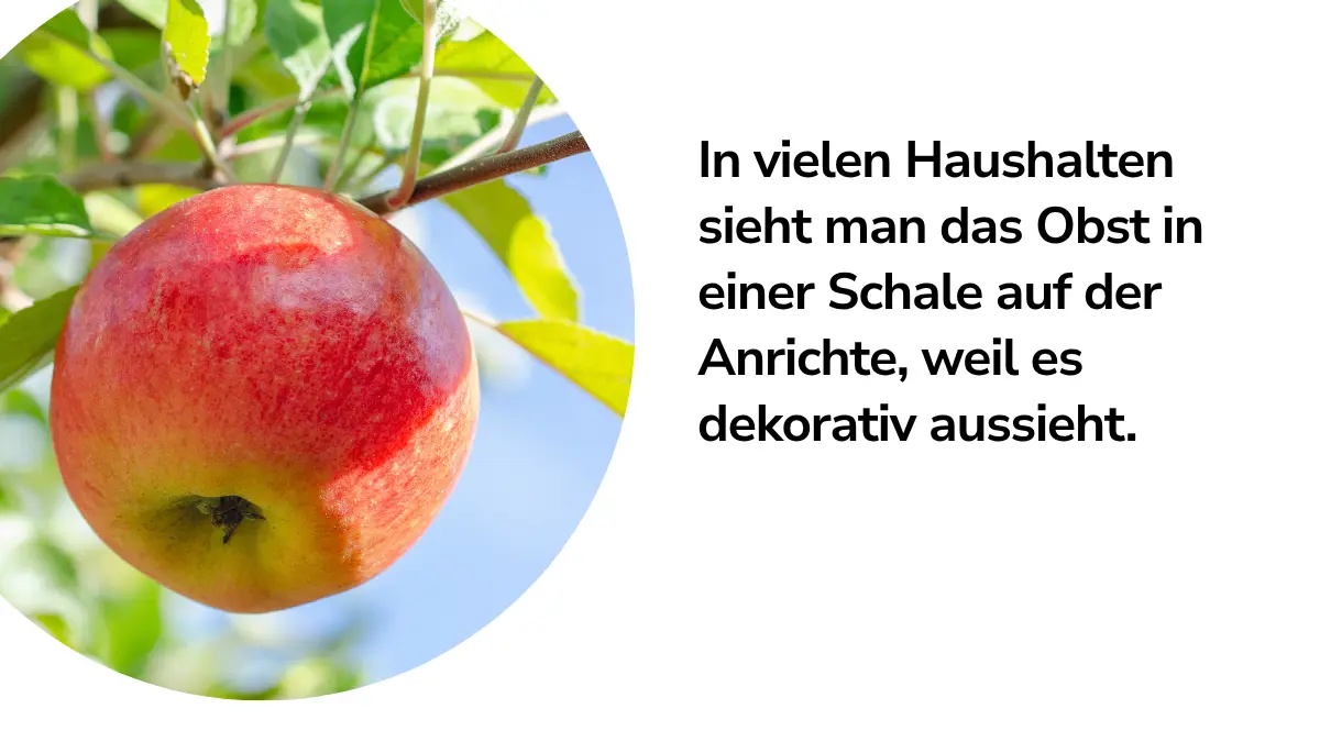Ein Apfel und Text "In vielen Haushalten sieht man das Obst in einer Schale auf der Anrichte, weil es dekorativ aussieht."