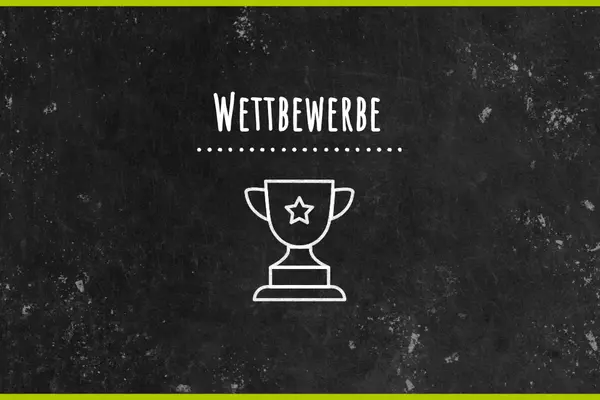 Schwarze Tafel mit Schriftzug Wettbewerbe und Kreidebild eines Pokals