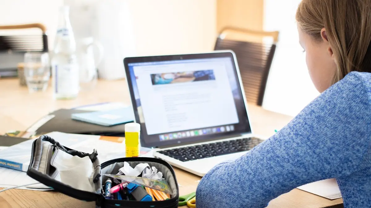 Schülerin vor Computer