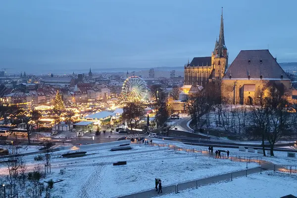 Blick vom Petersberg in Erfurt auf Dom und St. Severi mit Weihnachtsmarkt.