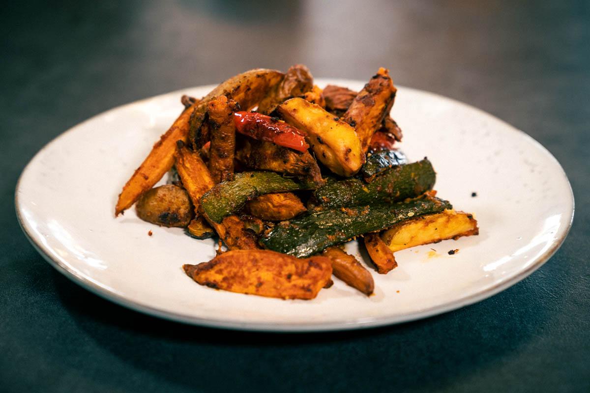 Ofengemüse auf einem Teller