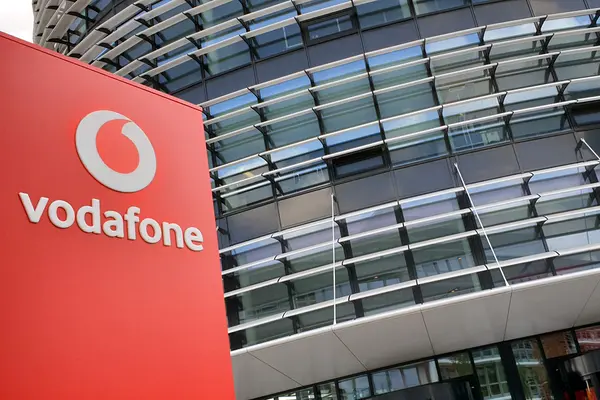 Vodafone-Firmenschild vor Hochhaus