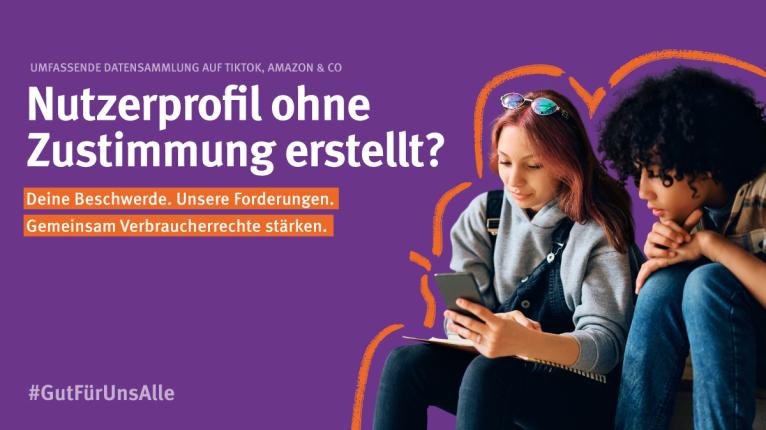 Zwei junge Frauen sitzen zusammen, eine hält ein Tablet in der Hand, während die andere interessiert mit ihr spricht. Eine der Frauen trägt eine Sonnenbrille auf dem Kopf und eine graue Kapuzenjacke, die andere hat dunkle Locken und trägt ein kariertes Hemd. Der violette Hintergrund zeigt die Frage: "Nutzerprofil ohne Zustimmung erstellt?" sowie einen Aufruf zur Beschwerde. Orangefarbene grafische Elemente rahmen die Szene ein.