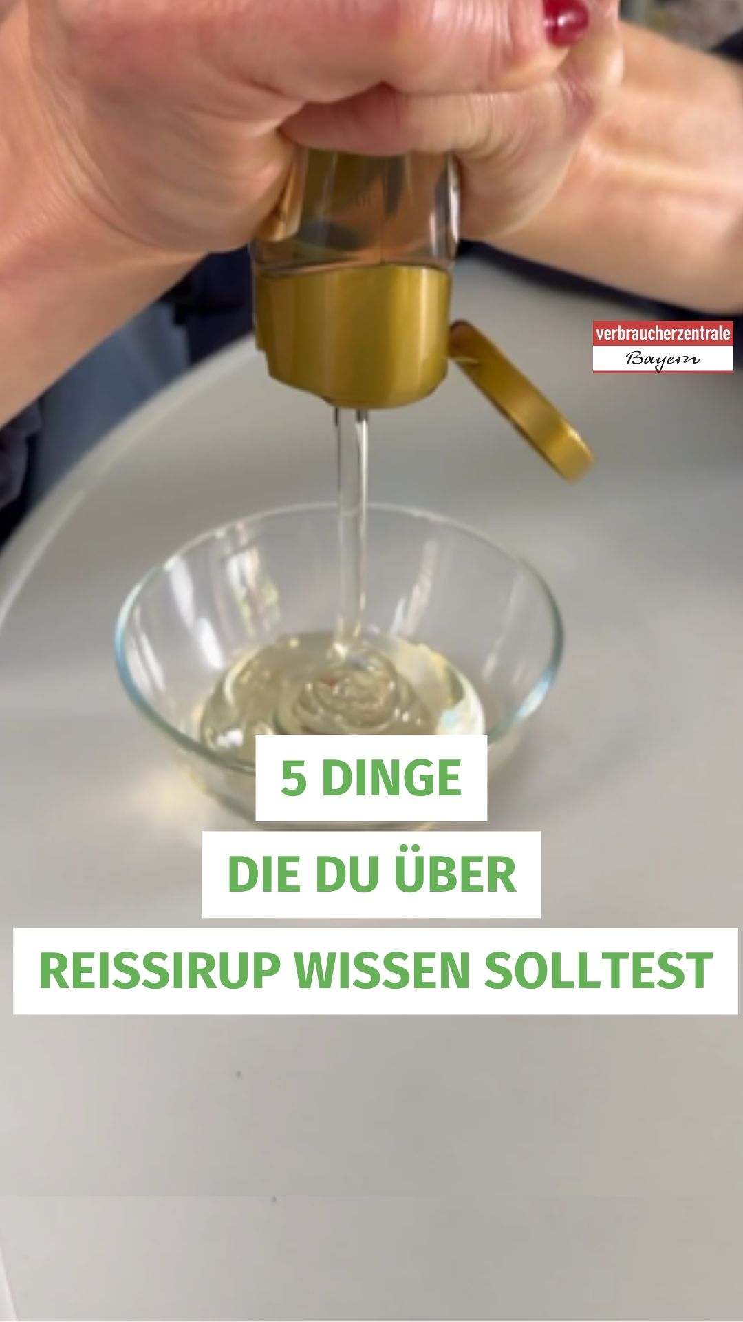 Reissirup wird aus einer Quetschflasche in ein Schälchen gefüllt