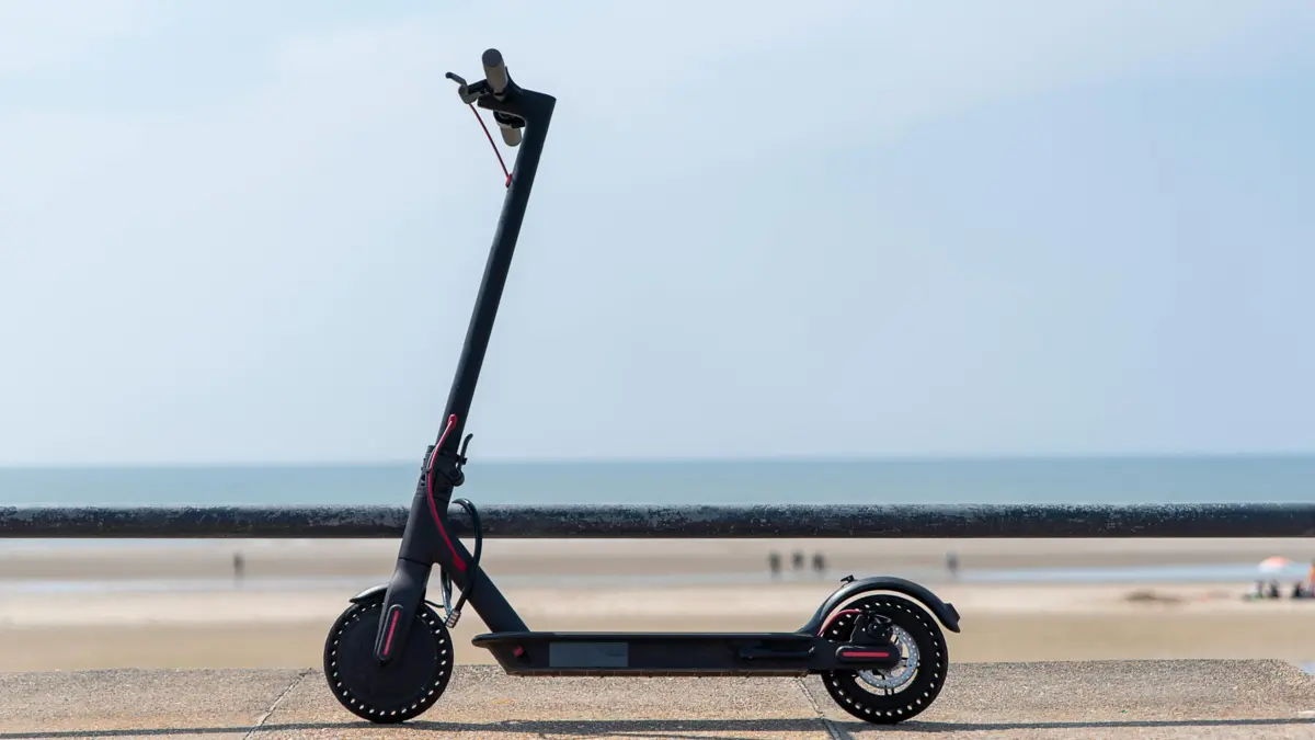 E-Roller auf einer kleinen Steinmauer