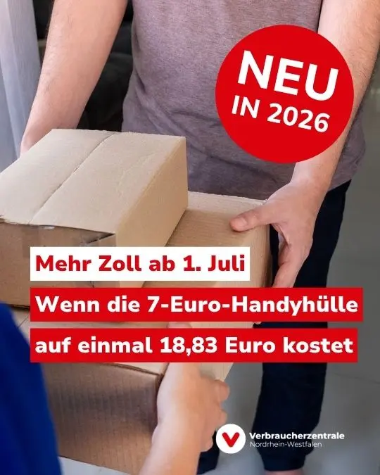 Szenisches Foto einer Übergabe zweier Pakete, Text: "Neu in 2026: Mehr Zoll ab 1. Juli. Wenn die 7-Euro-Handyhülle auf einmal 18,83 Euro kostet" und Logo der Verbraucherzentrale Nordrhein-Westfalen.