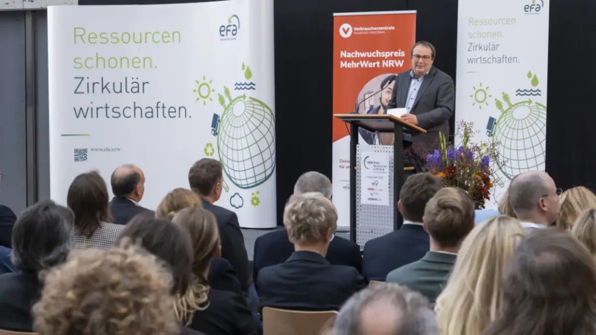 Jemand hält am Pult eine Rede