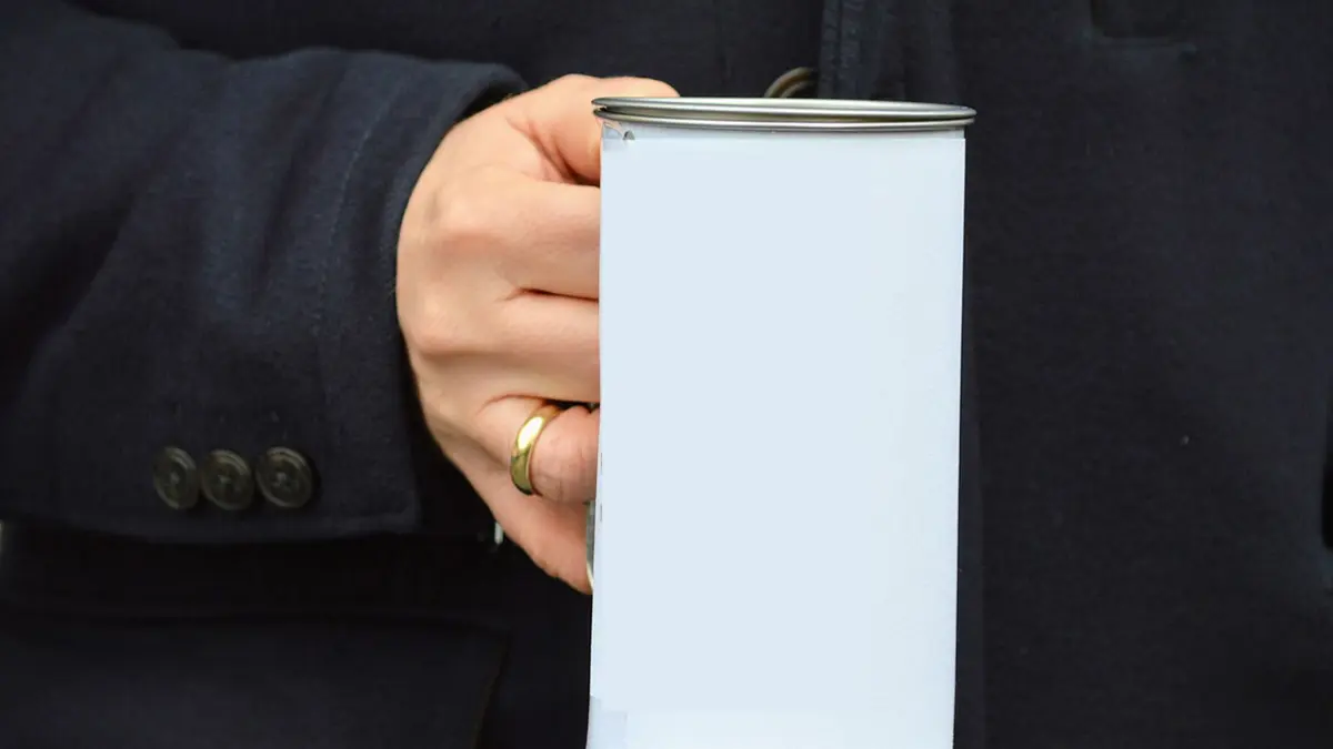 Jemand hält eine Spendensammelbüchse in der Hand