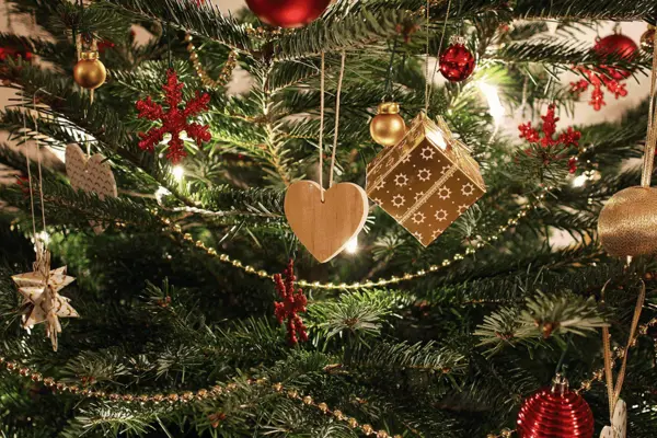 Weihnachtsbaum mit Schmuck und Lichterkette