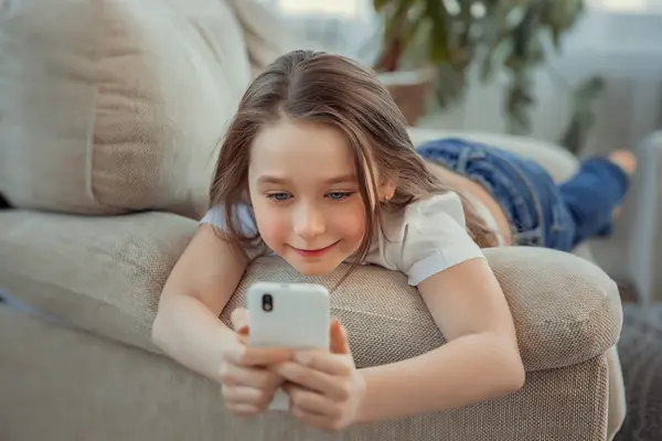 Mädchen spielt mit dem Handy. Quelle: Svetaorlova - fotolia.com