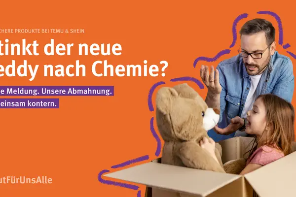 Ein Mann mit Brille und Bart hebt die Hand, während er skeptisch einen großen Teddybären betrachtet, den ein kleines Mädchen aus einem Karton herauszieht. Das Mädchen trägt ein rosafarbenes T-Shirt und lächelt. Der orangefarbene Hintergrund enthält die Frage: "Stinkt der neue Teddy nach Chemie?" mit einem Aufruf zur Meldung unsicherer Produkte. Lila grafische Elemente umranden die Szene.