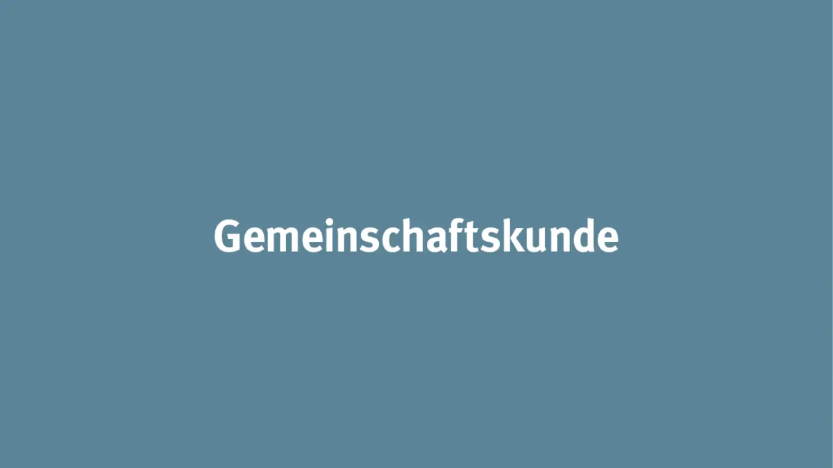 Blaugrauer Hintergrund mit Schriftzug Gemeinschaftskunde