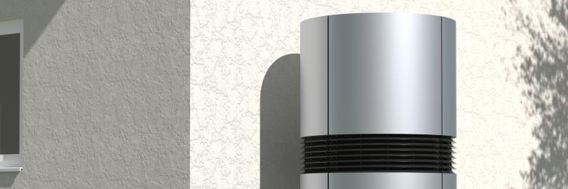 Eine Luft-Wasser-Wärmepumpe steht neben einer Hauswand im Garten.