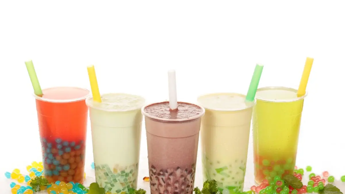 Fünf verschiedene Bubble Teas in verschiedenen Farben nebeneinander