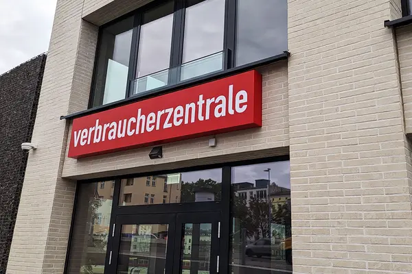 Leuchtreklame der Verbraucherzentrale am Beratungsstandort in Lichtenberg