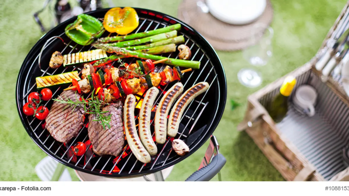 Grill mit Gemüse und Wurst