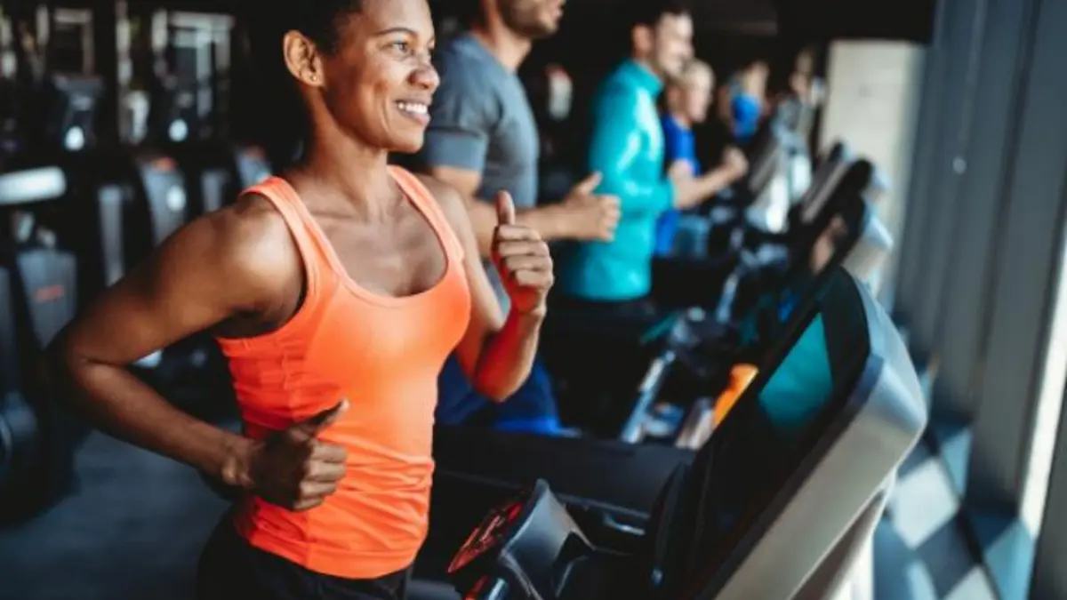 Menschen trainieren im Fitness-Studio