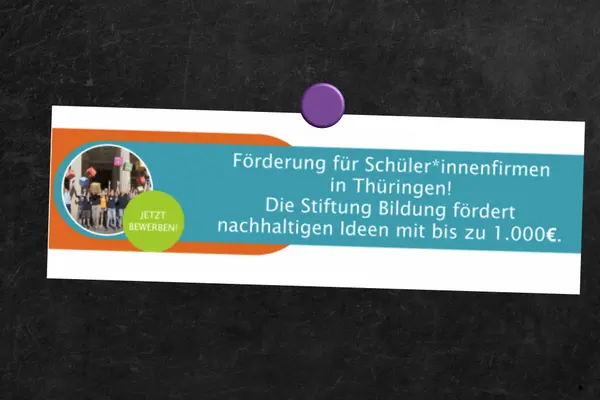 Aufruf für Schüler:innen zur Teilnahme am Wettbewerb youstartN auf schwarzer Tafel