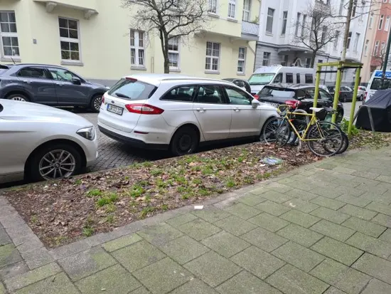 Trostlose Grünflächen im Wohngebiet
