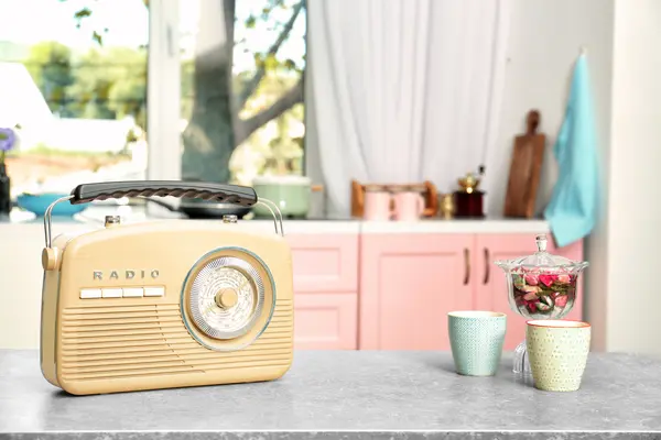 Vintage Radio steht auf Küchentisch