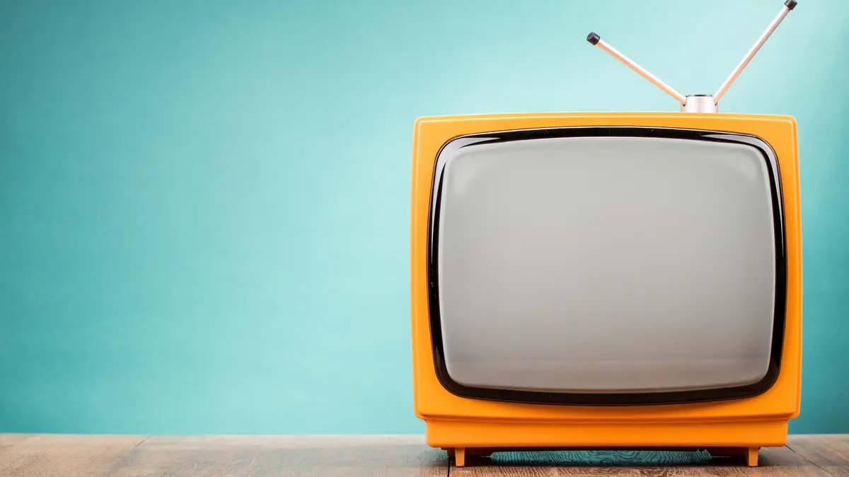 Vintage Fernseher auf Holztisch
