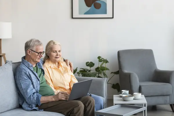 Schmuckbild: Älteres Ehepaar, die gemeinsam auf einen Laptop schauen