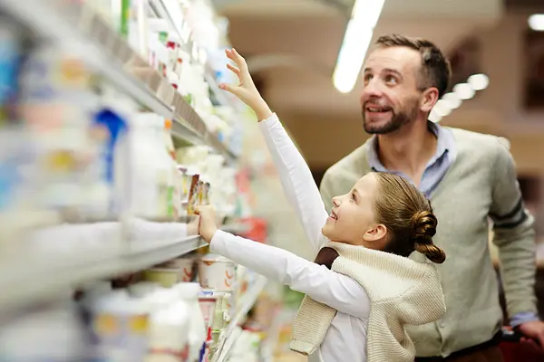 Ein Mann und ein Mädchen im Supermarkt