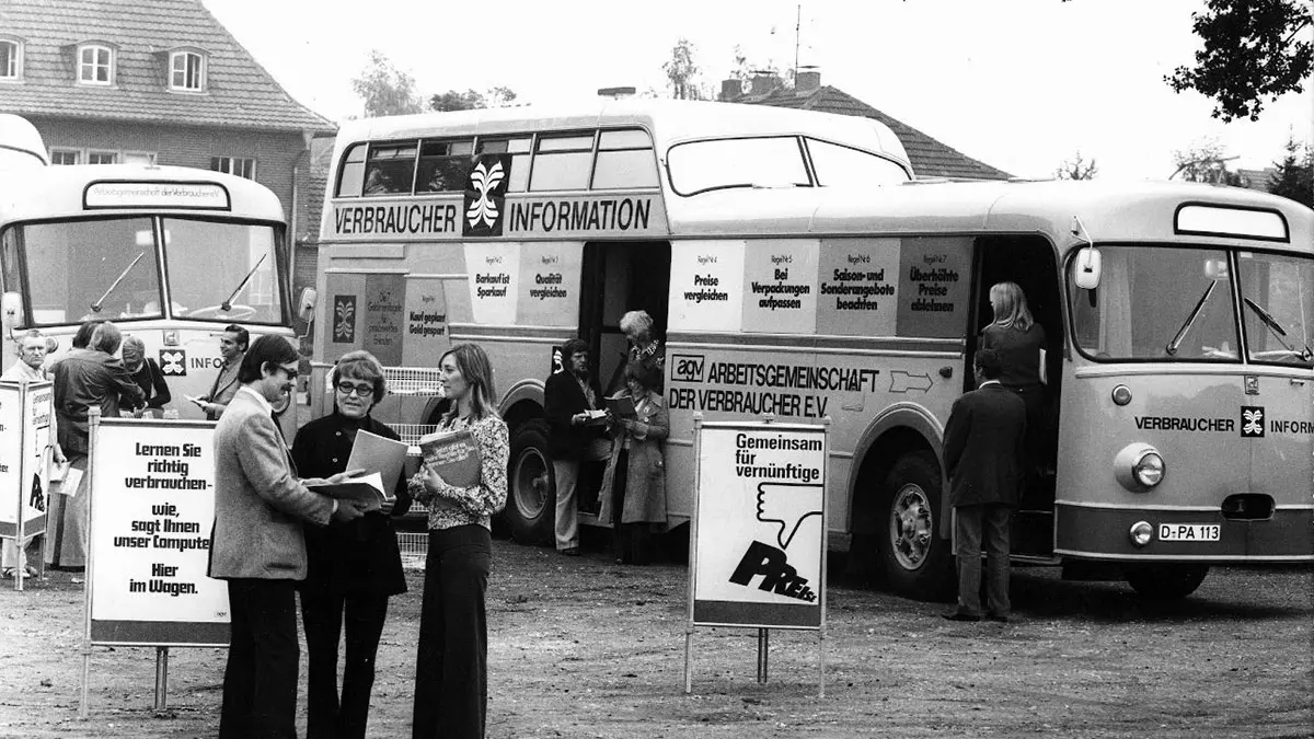 Altes schwarzweiß-Bild mit einem Verbraucherbus und Beraterinnen