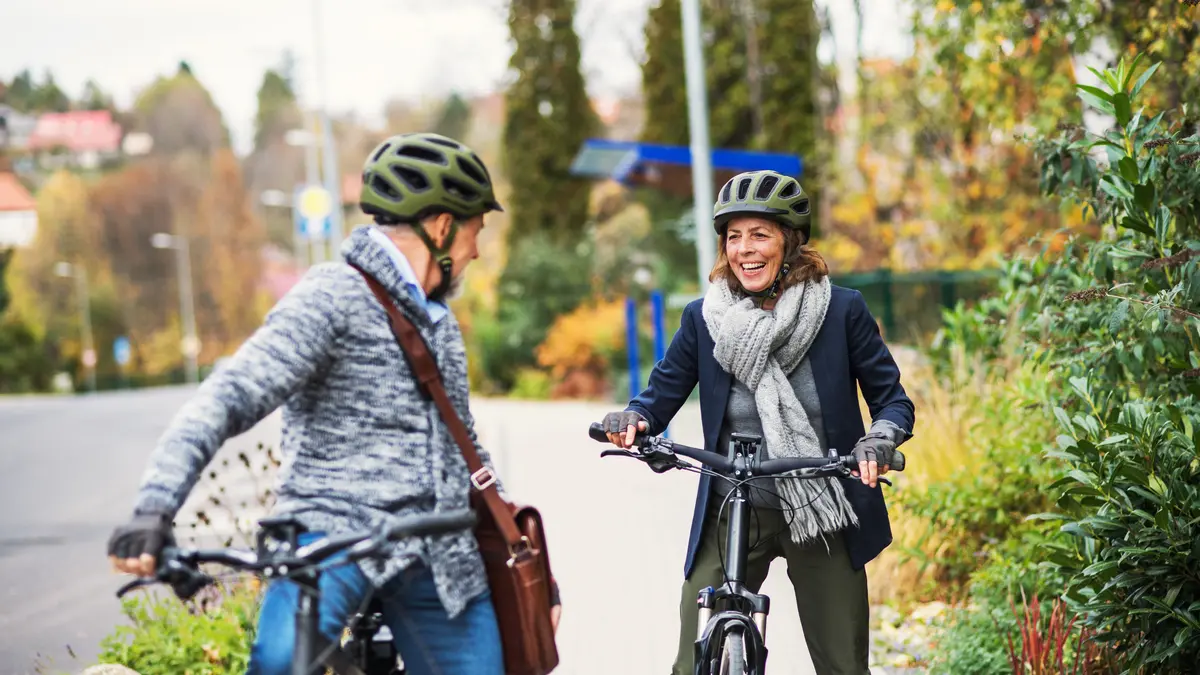 Pärchen auf E-Bikes