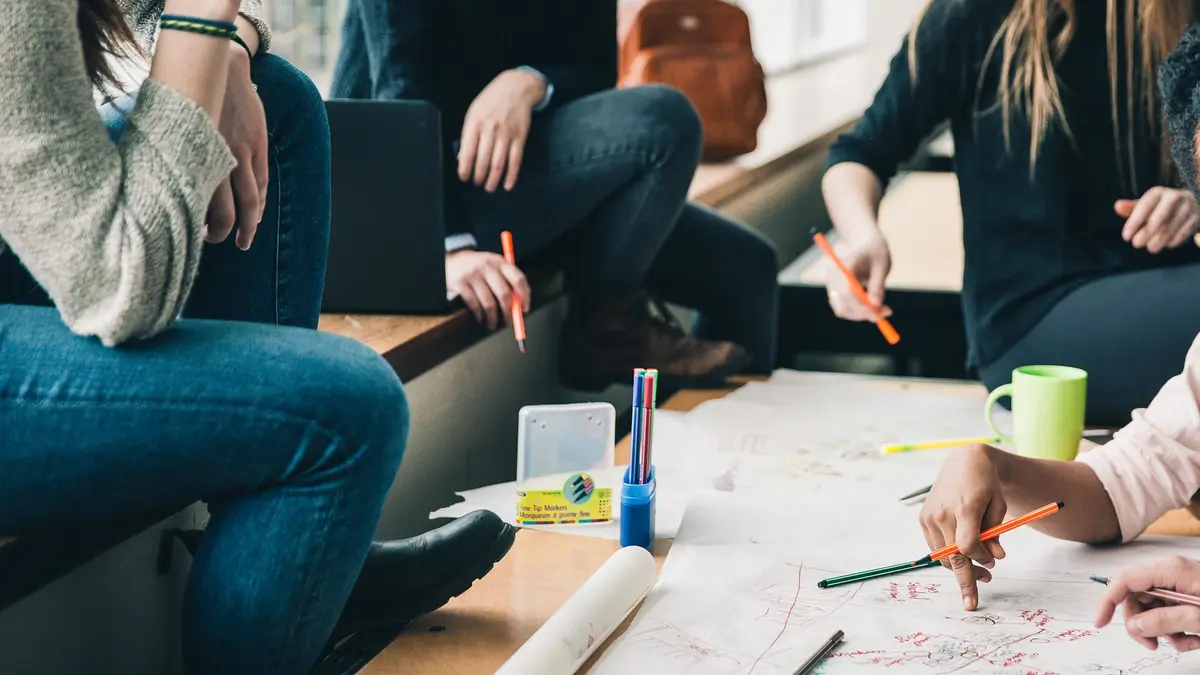 Schülerinnen bei einer Projektarbeit