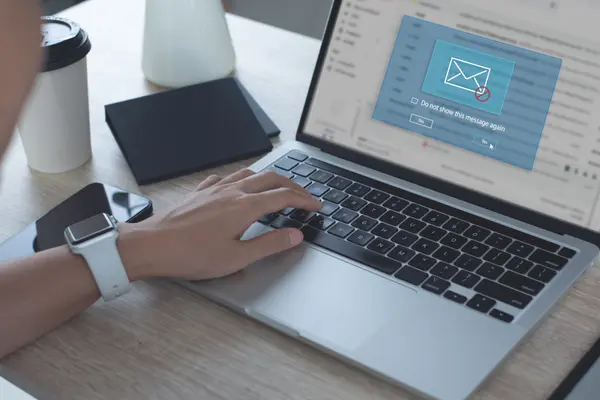 Phishing Mail Warnung auf Laptop